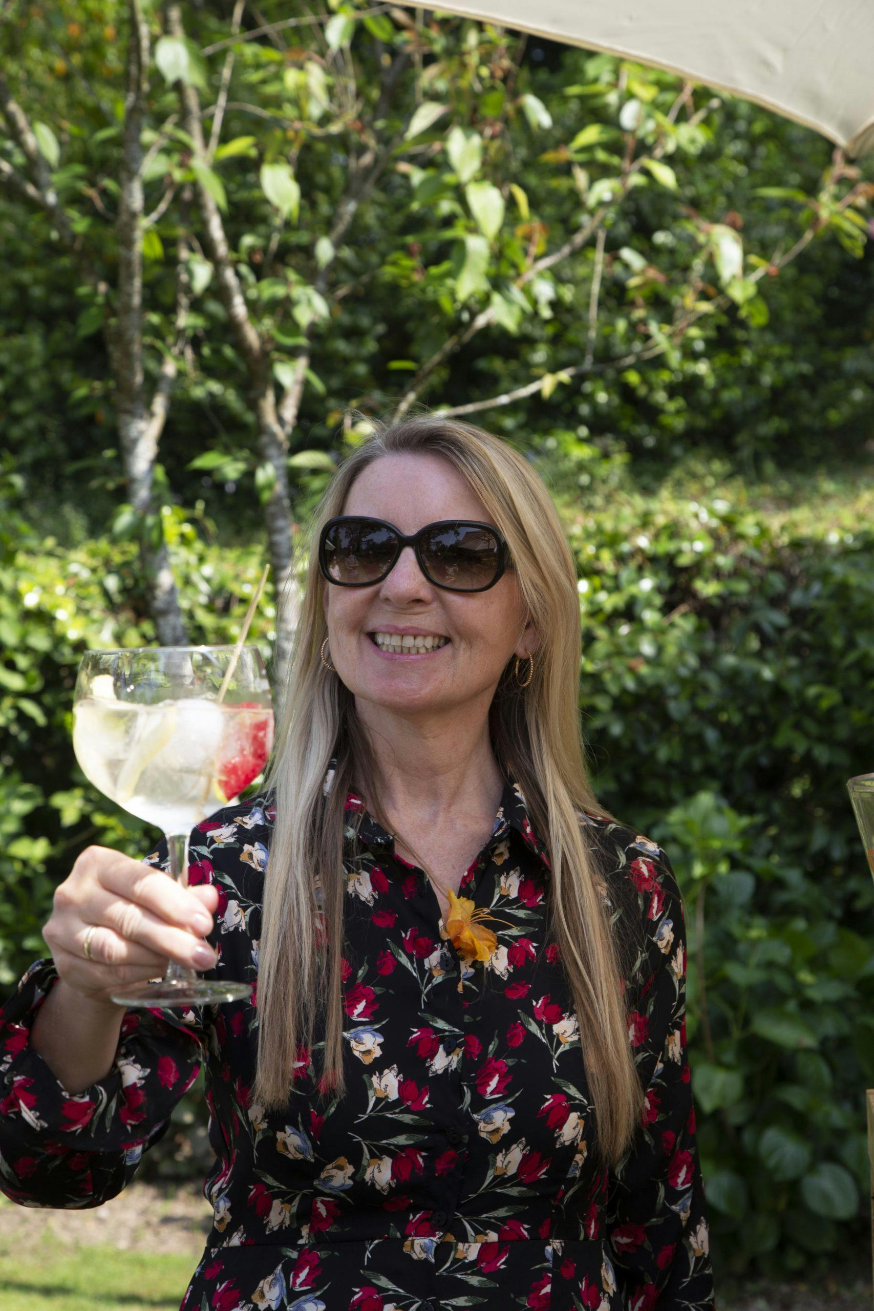 Når man koser seg med vin i solen.. gunnhild bjørnsti vinekspert